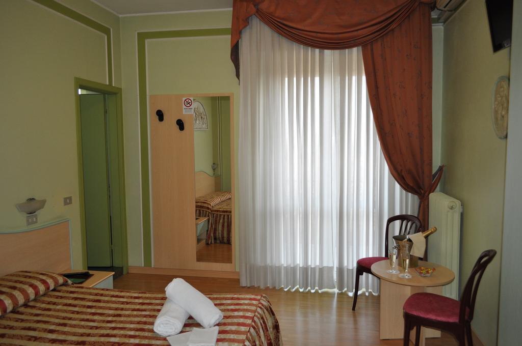 Hotel Alsazia Sirmione Szoba fotó