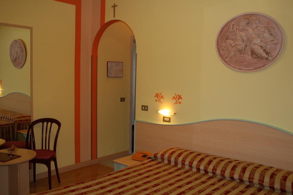 Hotel Alsazia Sirmione Szoba fotó